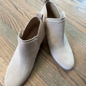 TOMS Suede Wedge Ankle Boots NWOT Women’s Size 7.5 Taupe Slip-On Booties